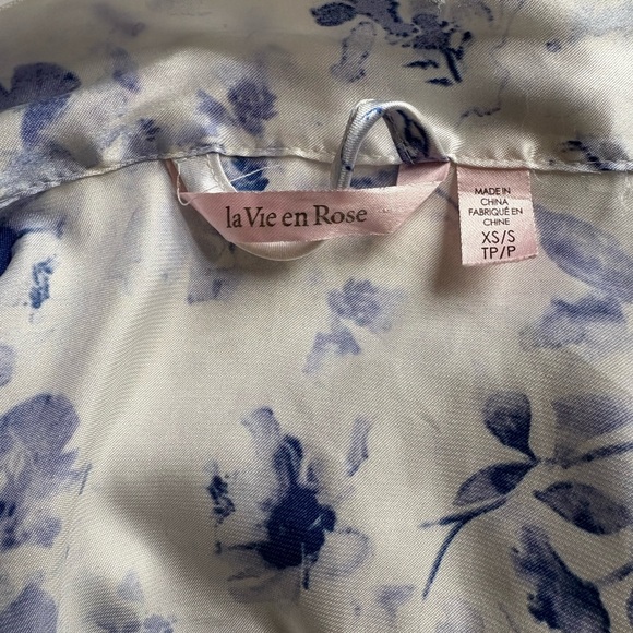 La Vie En Rose White Satin Floral Robe with Blue Print - Picture 5 of 5